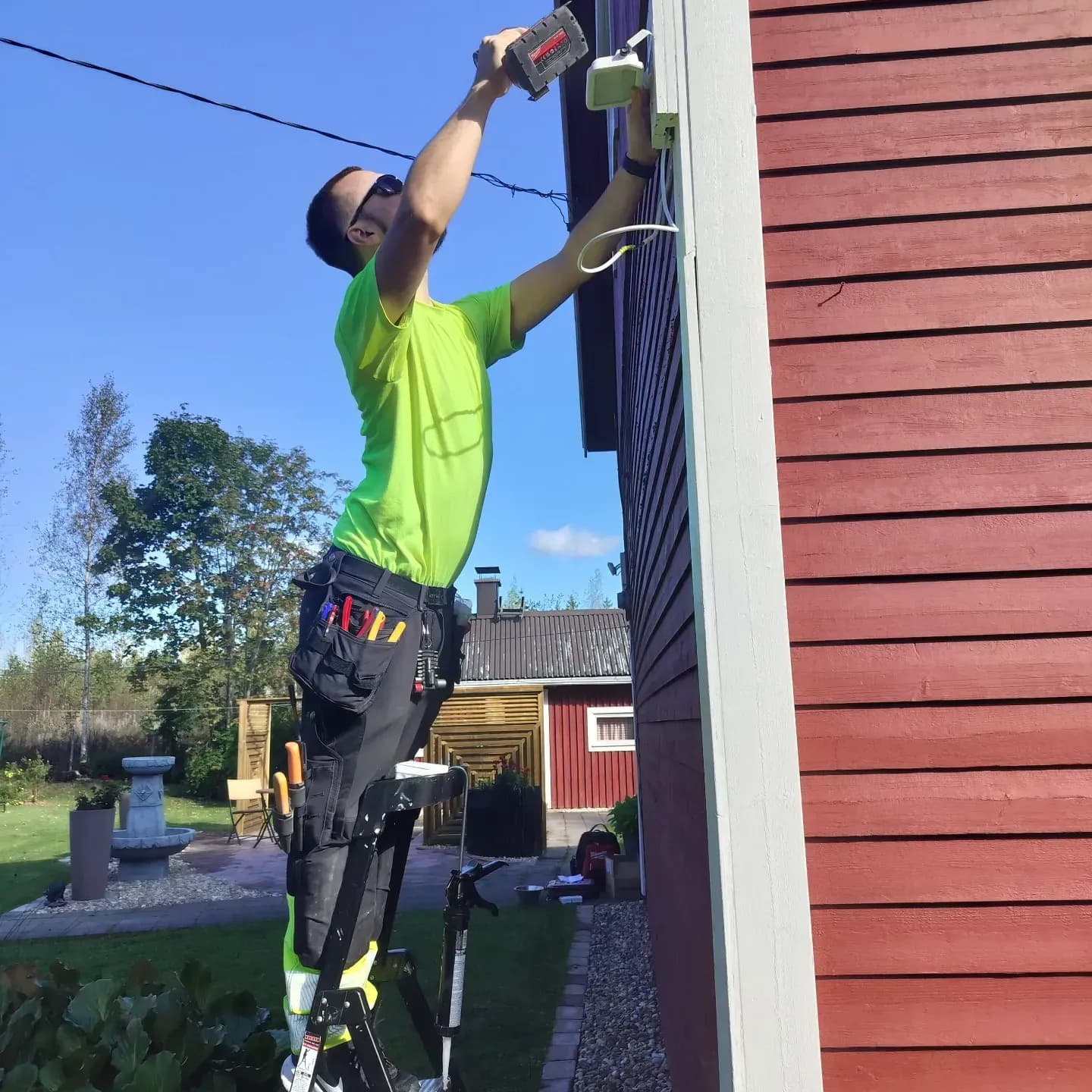 Joel korjaa sähkökeskusta ulkona