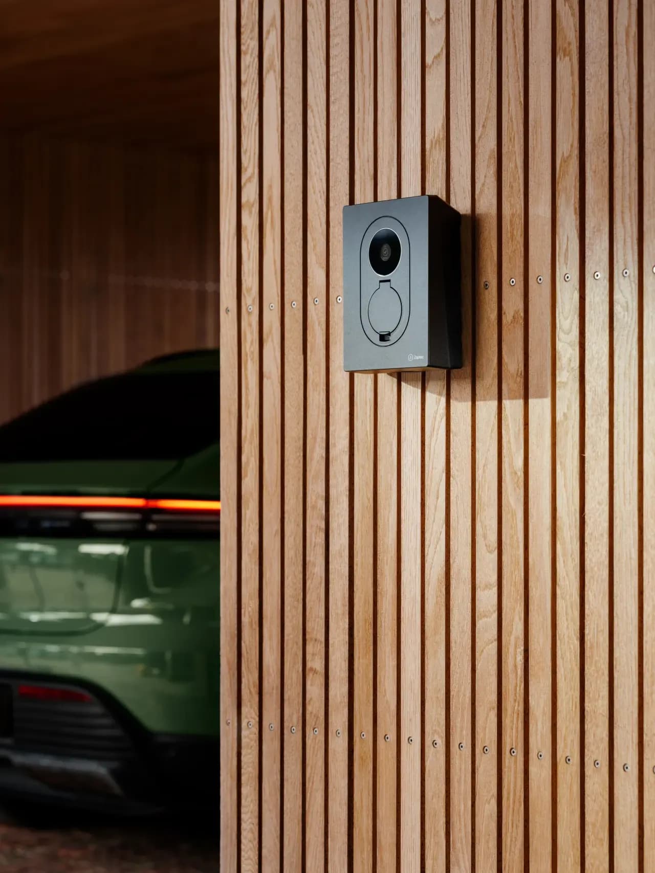 Zaptec latausasema asennettuna puuseinälle